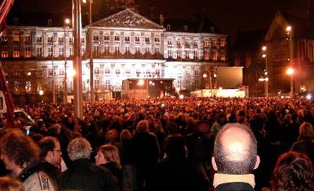 Manifestacja na Placu Dam w Amsterdamie, krótko po śmierci Theo van Gogha.