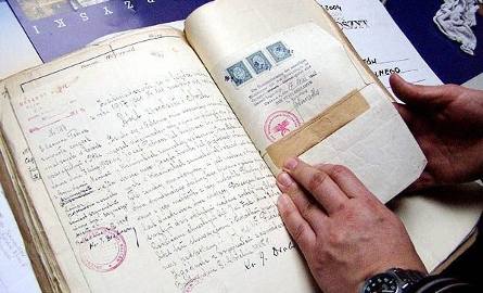 Najstarsze dokumenty w zbiorach ostrowieckiego USC pochodzą z końca XIX i początku XX wieku, niektóre pisane są rosyjską cyrylicą.