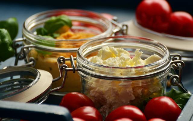Przetwory. Sałatki na zimę do słoika. TOP 10 sprawdzonych przepisów naszych Czytelników