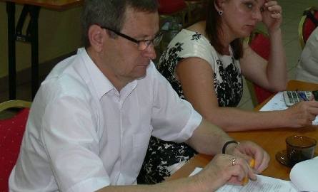 Marian Grzegorzek, wójt Gorzyc nerwowo czekał na wynik głosowania nad udzieleniem mu absolutorium z tytułu wykonania budżetu za ubiegły rok. Obok skarbnik