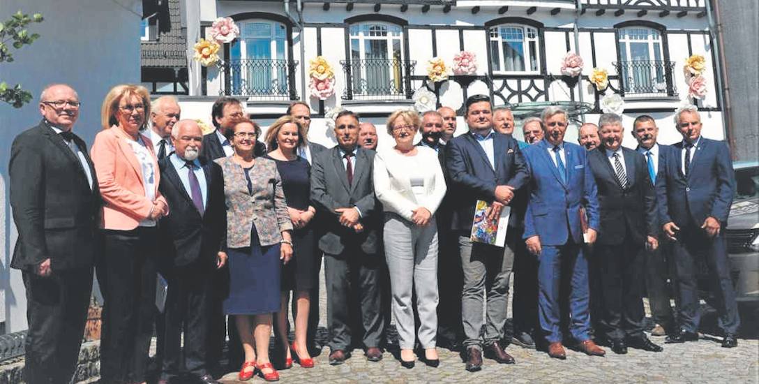 Rodzinne zdjęcie uczestników Konwentu Powiatów Województwa Pomorskiego, który we wtorek odbył się w Ustce