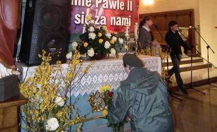 Jednym z ostatnich akcentów było wspólne odśpiewanie "Barki” i składanie pod wizerunkiem Jana Pawła II kwiatów.