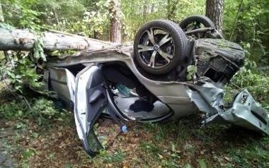 Wypadek w powiecie staszowskim. BMW ścinało drzewa, wylądowało w lesie  