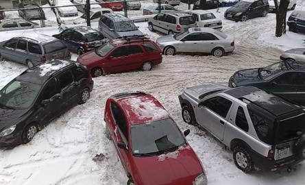 Tak wyglądał dziś rano parking za kamienicą przy 25 Czerwca w Radomiu.