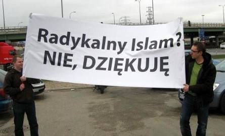 Warszawa. Protest przeciwników budowy meczetu. 