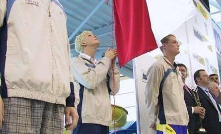 Mistrzyni świata Otylia Jędrzejczak wciąga na maszt flagę podczas wczorajszego rozpoczęcia mistrzostw Polski.