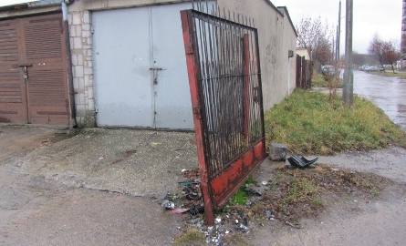 Tak do dziś wygląda brama wjazdowa do garaży. Nikt jej nie naprawia, co więcej nadal zalegają wokół niej elementy z rozbitego samochodu.