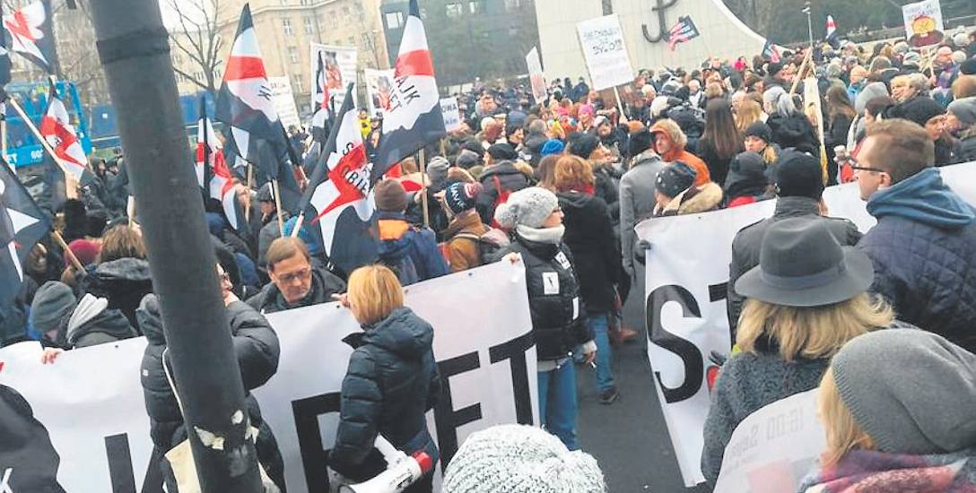 Podczas warszawskich demonstracji  udział wzięło ponad 50 tysięcy kobiet i mężczyzn