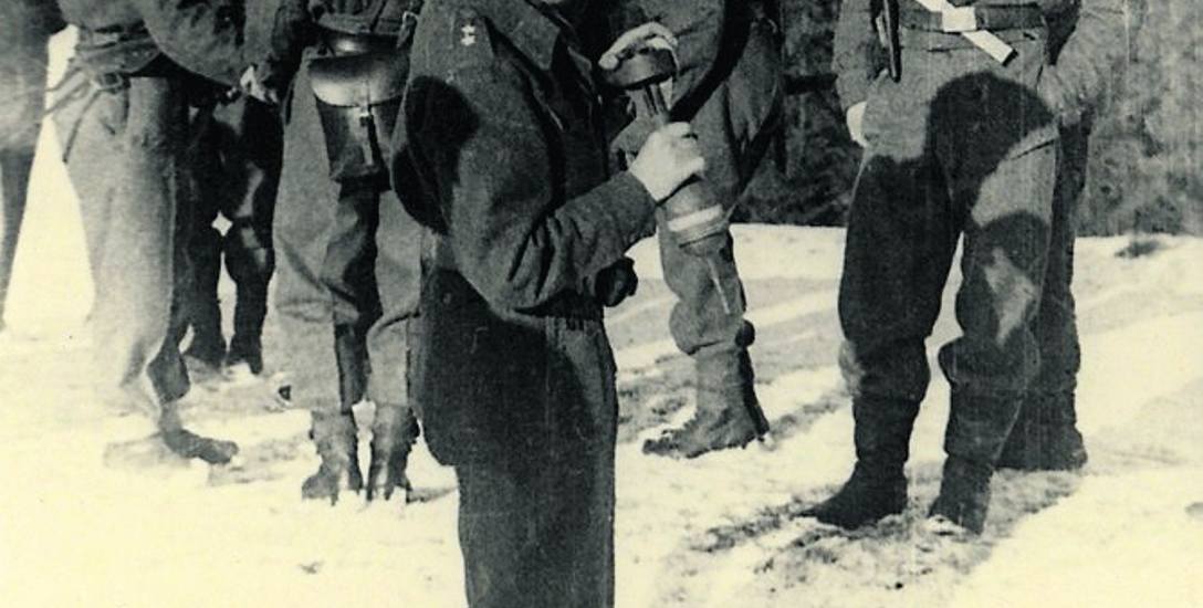 Ćwiczenie w obsłudze zrzutowego PIAT-a, obok leśniczówki Andrzeja Florka - Wyrębiska na Zalesiu, zima 1944 rok