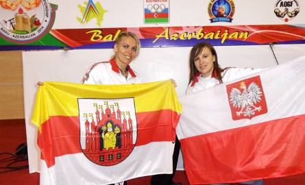 Marlena Wawrzyniak (z lewej) i Marta Opalińska podczas mistrzostw Europy w Baku (Azerbejdżan) z flagami Polski i Grudziądza.