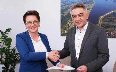 W dniu 22 marca Marzena Bernat – Wójt Gminy Brody podpisała umowę z Tadeuszem Serafinem – właścicielem firmy, która wykona projekt budowlany.
