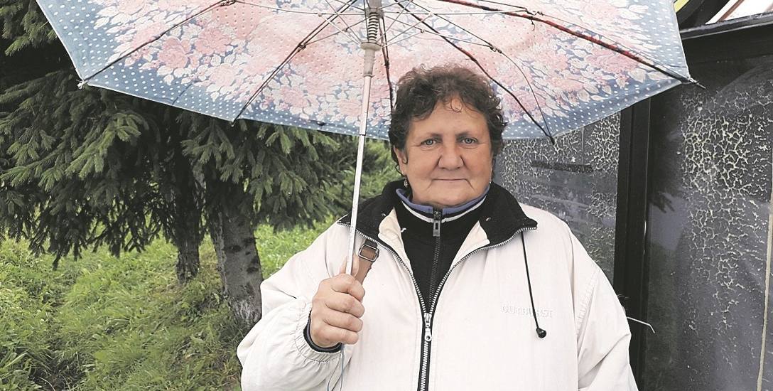 Danuta Litwin z Woli Nieszkowskiej współczuje tym, którzy nie mają teraz bieżącej wody. Sama czerpie ją sobie ze studni