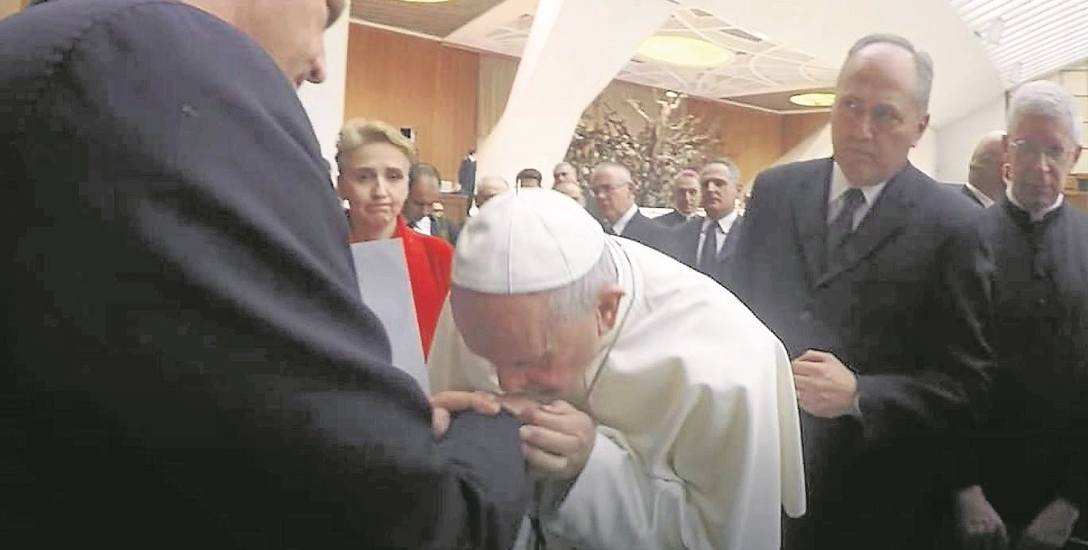 Watykan 20 lutego 2019 r. Papież Franciszek całuje dłoń Marka Lisińskiego, ofiarę księdza pedofila, prezesa Fundacji „Nie lękajcie się”. Tradycyjnie