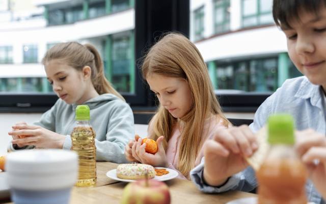 Dzieci na eliminacyjnych dietach przestaną być niewidzialne w szkolnych stołówkach? „Dziecko musi czuć się komfortowo”
