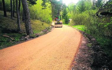 Dwie drogi gminne o łącznej długości ponad 1 kilometra wyremontowano też w Nowinach (na zdjęciu) i Praczce.