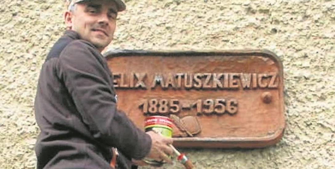 Maciej Boryna przy tablicy upamiętniającej innego szprotawskiego regionalistę, Felixa Matuszkiewicza
