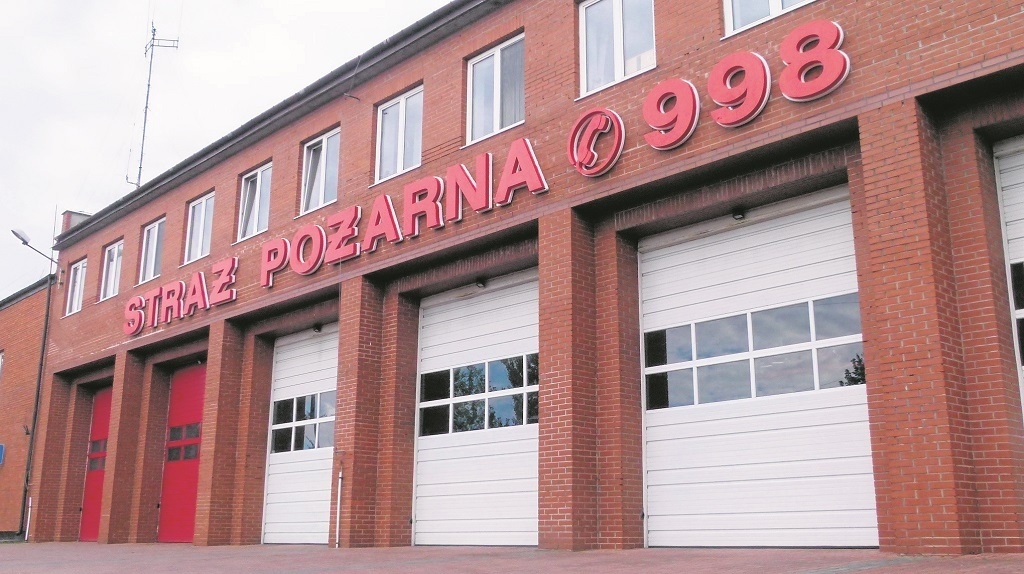 Pożar w komunalnej kamienicy w Łowiczu. Jedna osoba podtruła się tlenkiem węgla