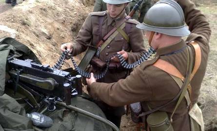 Polscy obrońcy obsługują karabin maszynowy.