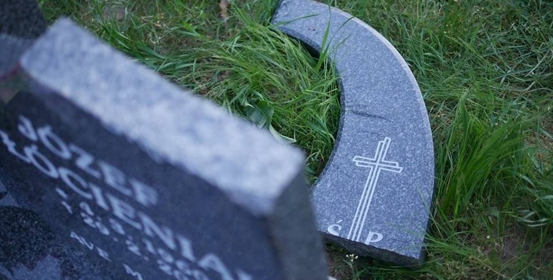 Pogruchotany nagrobek na cmentarzu w Śmieszkowie.
