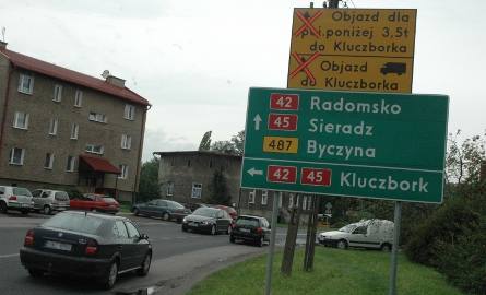 Tablice informujące o objazdach stoją w Gorzowie Śląskim już od kilku dni.