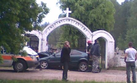 18-latka wbiła się w bramę cmentarza! Mało brakowało, a trafiłoby tam 5 osób! (zdjęcia i wideo)