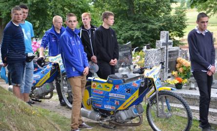 Zawodnicy GKM oddali hołd Grzegorozwi Knappowi, m.in. poprzez uruchomienie silników motocykli żużlowych