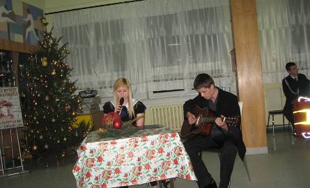 Aleksandra Przybyłek czytała swoje wiersze przy akompaniamencie gitarowym Stanisława Hajnrycha