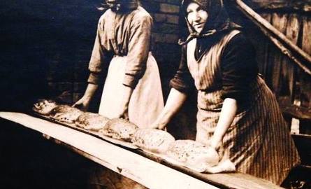 Pieczenie chleba – zdjęcie zrobiono w Jamnie, gmina Mścice, w 1932 roku.