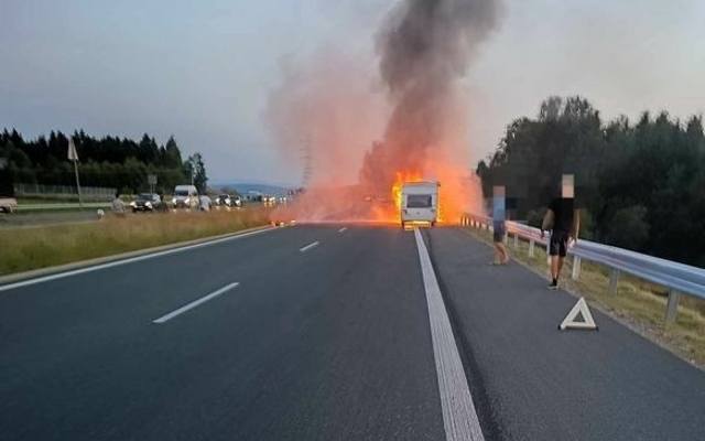Pożar samochodu na Zakopiance w Naprawie. Trwa akcja, duże utrudnienia w ruchu