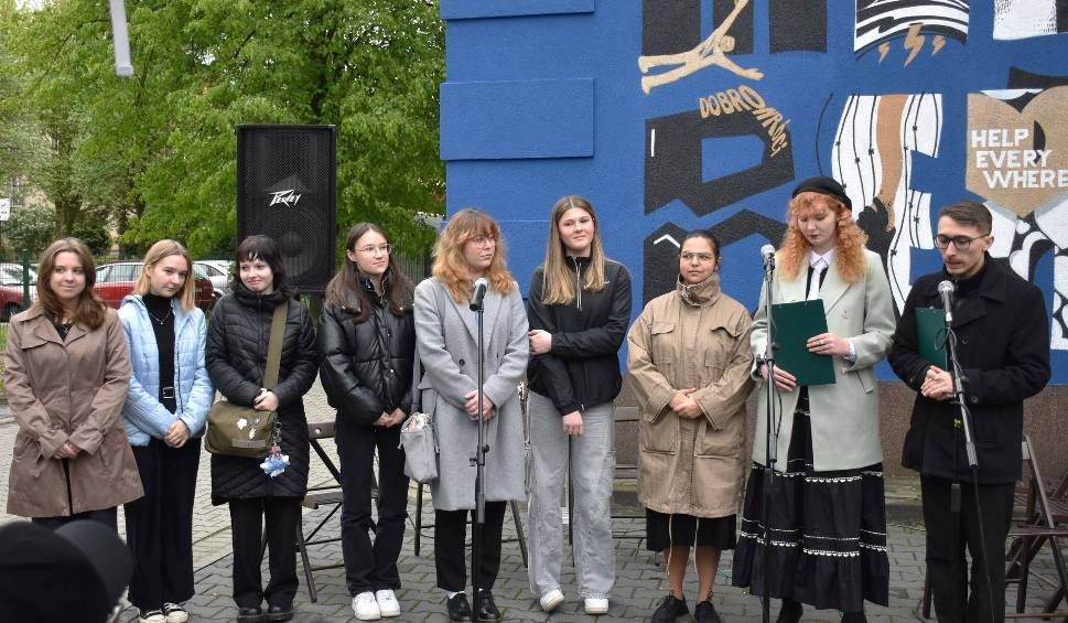 Film do artykułu: Pamięć o człowieczeństwie i odwadze mieszkańców Oświęcimia, niosącym pomoc więźniom KL Auschwitz. Odsłonięto nowy mural. WIDEO