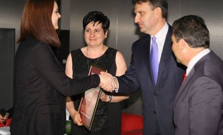 Panie Paulina (z lewej) i Teresa Ściupider z kazimierskiej Bajki odebrały nagrodę dla najlepszej restauracji w powiecie.