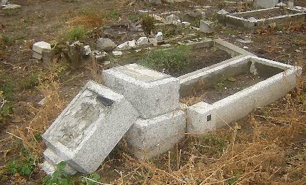 Wandale zdewastowali cmentarz