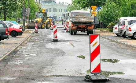 Drogowcy z radomskiej firmy Stagmar zerwali stary asfalt na ulicy Daszyńskiego. Z układaniem nowej warstwy muszą poczekać, aż będzie lepsza pogoda.