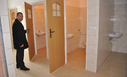 Józef Skrobisz pokazuje toalety, jakie w ostatnich miesiącach wykonali w szkole w Mninie mieszkańcy wioski