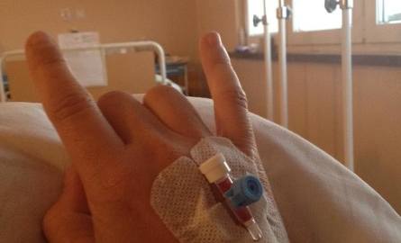 Wokalistka zamieściła w poniedziałek na swoim profilu na Facebooku zdjęcie swojej dłoni z wenflonem
