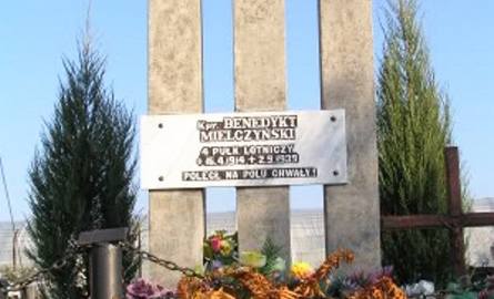 Grobem i pomnikiem kpr. pil. Benedykta Mielczyńskiego w Grudziądzu opiekuje się nauczycielka  Dorota Tadajewska z uczniami.