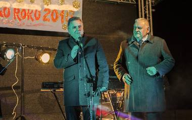 Życzenia wszelkiej pomyślności w 2016 roku składa burmistrz Włodzimierz Badurak (z lewej). Obok niego wiceburmistrz Marek Zatorski.