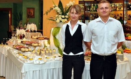 Na wesele w Maximie zapraszają pani Beata, kierownik sali i kelner Maciek.