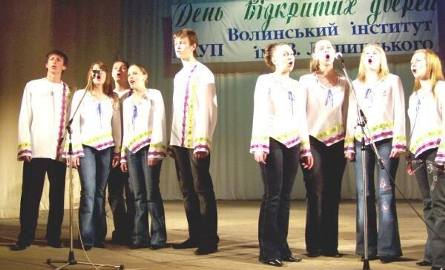 Studenci śpiewający po polsku "Na zielonej Ukrainie".