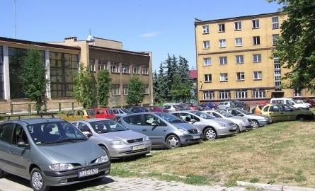 Przebudowany parking ma dostać trzecią linię do parkowania samochodów, przez co zwiększy się jego pojemność.