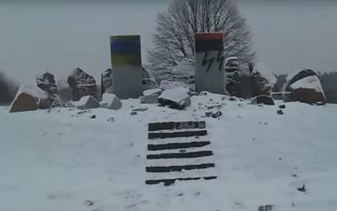 Zdewastowany pomnik ok. tysiąca Polaków zamordowanych w Hucie Pieniackiej, przez oddział niemieckiego SS i członków UPA. Po krzyżu zostały tylko porozbijane