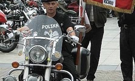 Jeden z motocyklistów - chorąży sztandaru - zabiera go z sobą na Rajd Katyński.