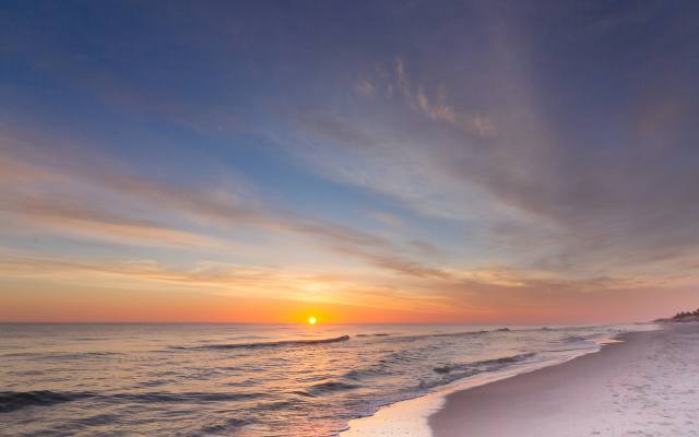 Pusta i piękna plaża nad Bałtykiem. Aż trudno uwierzyć, że znajduje się w Polsce