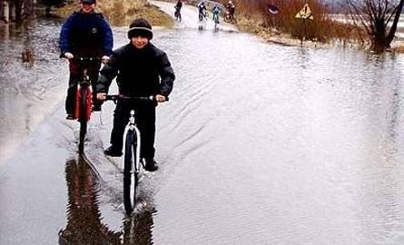 Przez zalaną ulicę Partyzantów w Wąchocku najlepiej przejeżdża się rowerem...