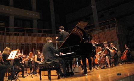 I Koncert fortepianowy e-moll opus 11 Fryderyka Chopina zagrali utalentowany uczeń szkoły muzycznej, Marcin Wieczorek – fortepian oraz Szkolna Orkiestra