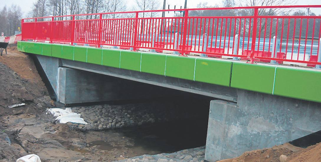 Częściowo ukończony pierwszy most, który znajduje się na drodze za Dąbkami