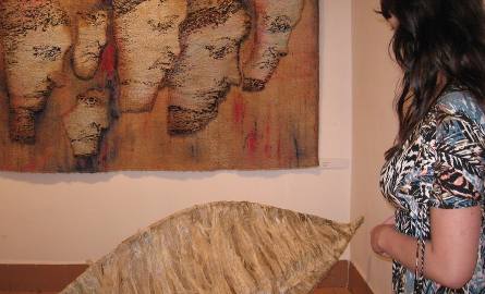 Widzów frapowały niezwykle tematy i kształty prac – na podłodze stoi "Moby Dick” z bambusa i włókna naturalnego.