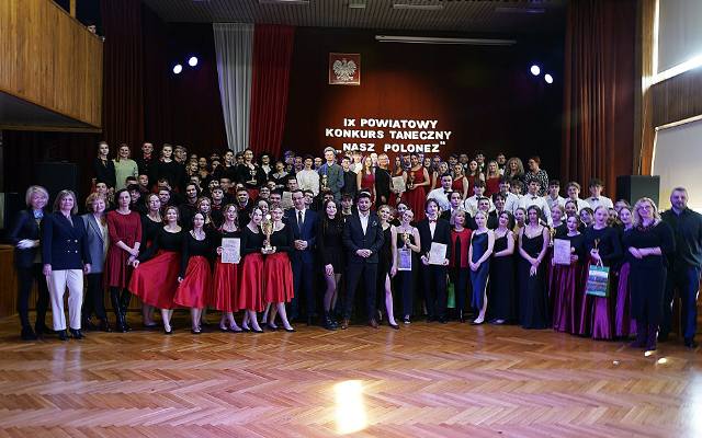 W Olkuszu zatańczyli poloneza. Odbył się IX Powiatowy Konkurs o Puchar Dyrektorów Olkuskich Szkół Ponadpodstawowych 