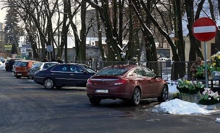 Kierowcy zerwali taśmę i przenieśli na chodnik pachołki, które zagradzały nieczynną zatoczkę parkingową przy skrzyżowaniu ulicy Obrońców z Limanowsk