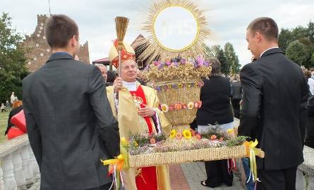 Ksiądz biskup Henryk Tomasik poświęcił przyniesione wieńce dożynkowe i owoce.